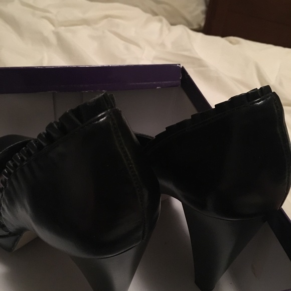 Madden Girl: Black Open-Toed Heels - Picture 9 of 11